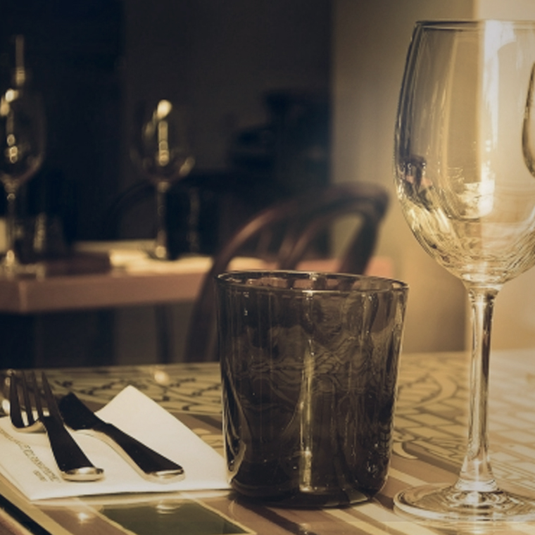 Photo d'une table dressée dans un restaurant