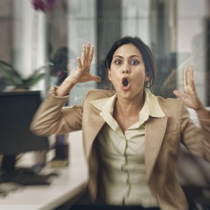 Photo d'une employée de bureau excédée par le bruit sur son lieu de travail
